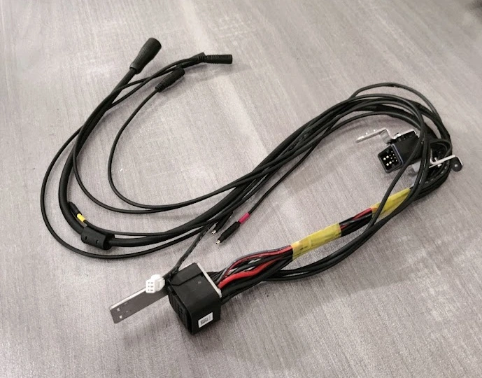 Cablaggio interno e cavi di collegamento rinforzati per motore e batteria VanMoof.