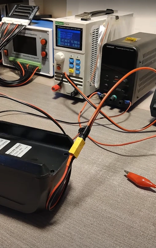 Banco di test elettronico Mobilitaslab per la diagnosi e la risoluzione dei codici errore su batterie e sistemi e-bike