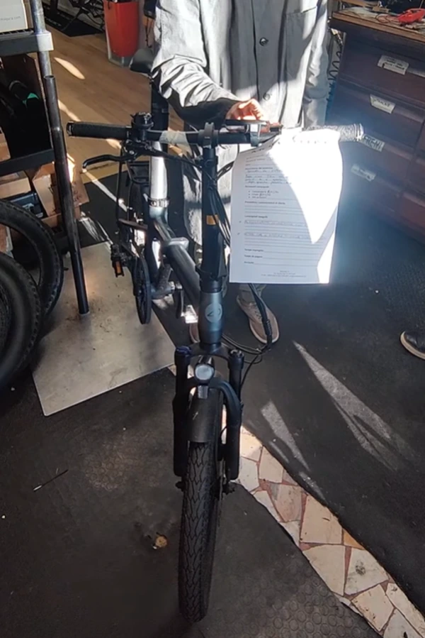 Bicicletta elettrica a sul cavalletto da officina professionale presso Mobilitaslab per una revisione meccanica completa